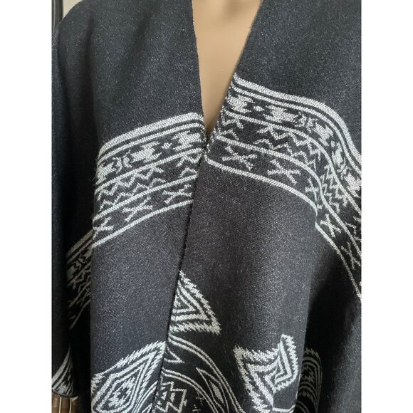 JUST JAMIE Black & White Geometric Pattern Poncho OSFM - Picture 2 of 7